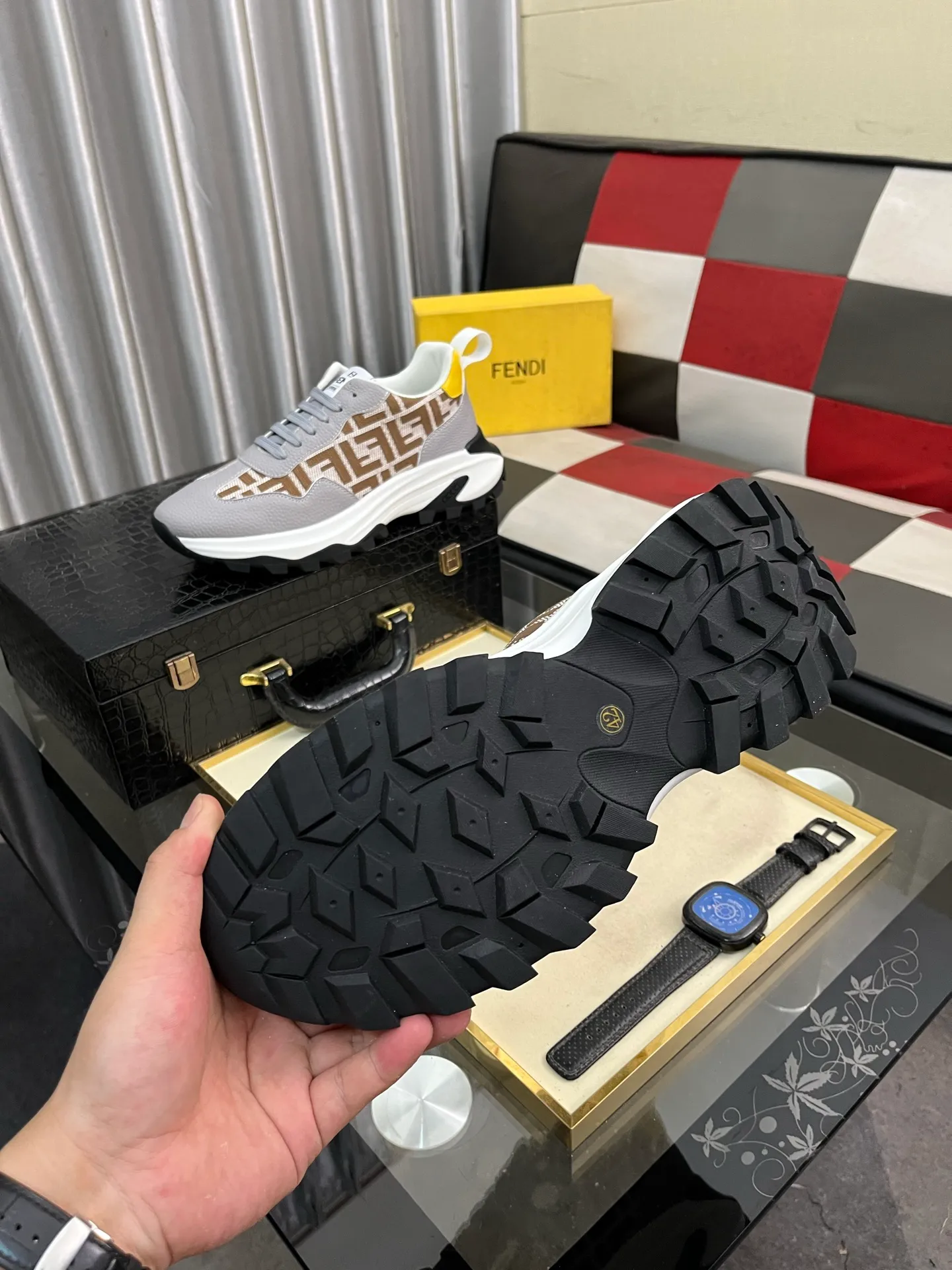 Men's Men's Shoes💰458⌚️⌚️[FENDI] Fendi's classic and comfortable men's, this complex sneaker is made of soft calfskin➕genuine leather lining➕original ultra-light rubber material with rough outsole. This unique light style is suitable for the casual and refined sensibility of this season. It is comfortable and natural on the feet. It is an everyday style for casual travel in autumn and winter! Code number: 38-443️⃣Colors available
